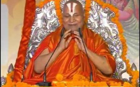 Jagadguru Shri Ramabhadracharya Maharaj Initiates Devotees in Sambhal, Foresees a Golden Era for Hinduism