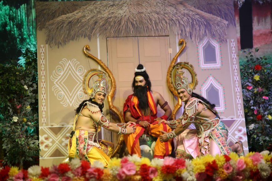 Manoj Tiwari’s Powerful Entry as Parshuram Steals the Show at Luv Kush Ramlila